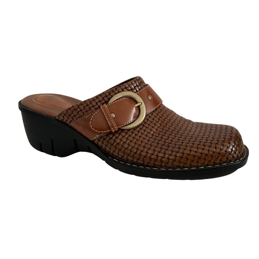 Women’s CLARKS Artisan brown leather woven mules- Size 8